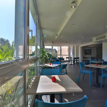 Otel Restaurant Kyriad Fréjus