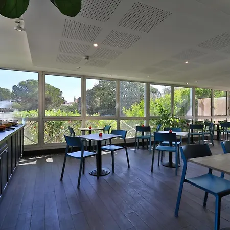 Otel Restaurant Kyriad Fréjus